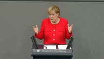 Merkel: Üzücü nedenlerle Türkiye ile meşgulüz