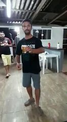 Un homme fait un backflip en tenant une bière en main !