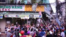 Clip: Hàng trăm người dân đánh nhau giành tiền cúng cô hồn gây náo loạn đường phố Sài Gòn