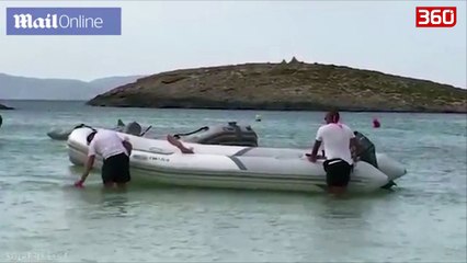 “Ju kam q*rë ju dhe nënat tuaja”/ Turisti zihet keq në mes të plazhit, ul pantallonat dhe u nxjerr ...(360video)