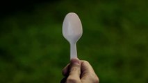 L'histoire d'une cuillère en plastique (Greenpeace)