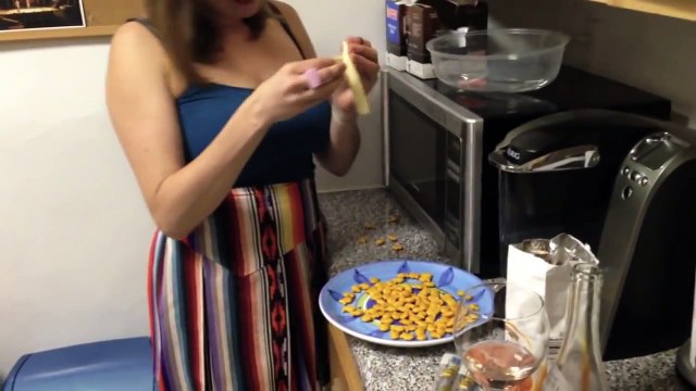 Bourrée elle se fait des chips au fromage au micro-ondes en se déshabillant !