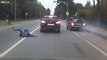 Il se fait péter la jambe en traversant sans regarder la route par un motard !!!