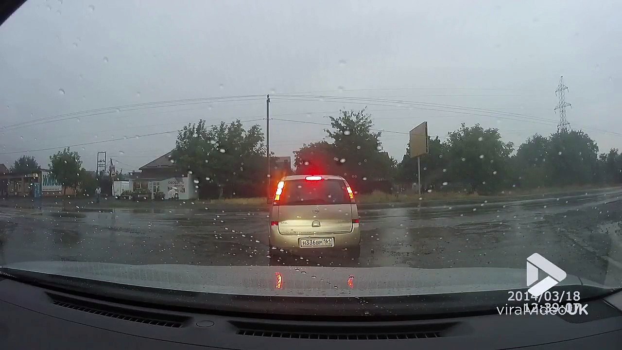 Ce motard s'empale sur une voiture et s'envole...