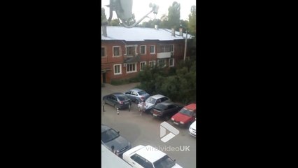 Elle explose et saute sur le toit de la voiture de son EX !!