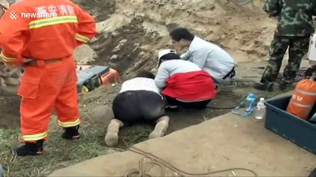 Sauvetage d'un bébé coincé dans un puits en chine !!