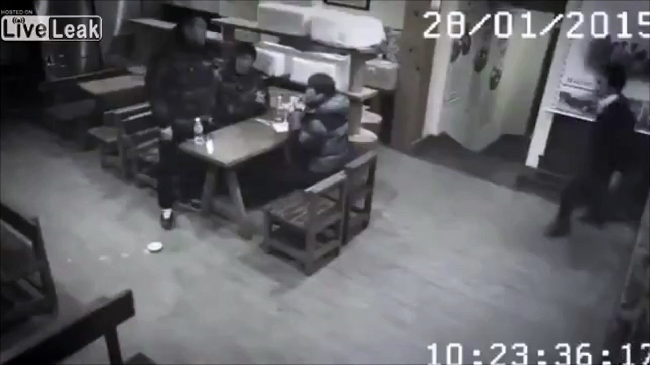 3 racailles mises KO par une fillette samuraï au Japon !