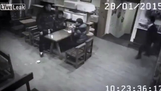 3 racailles mises KO par une fillette samuraï au Japon !