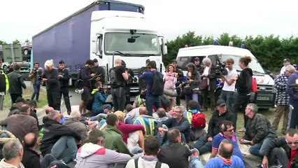 Des salariés de GM&S devant l'usine PSA de Poissy et délogés