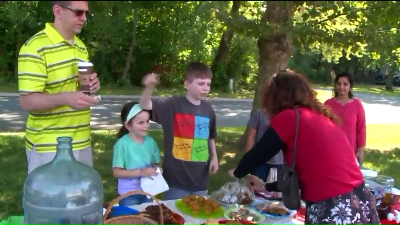 Connecticut Brother, Sister Raise Money for Harvey Victims with Lemonade Stand