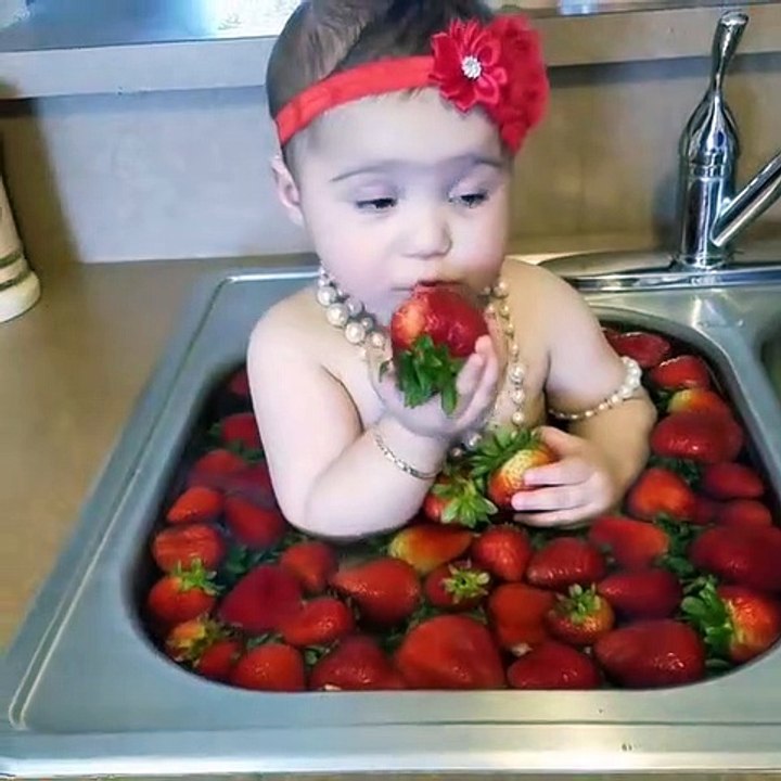 Cette petite fille est aux anges dans ce bain de fraises