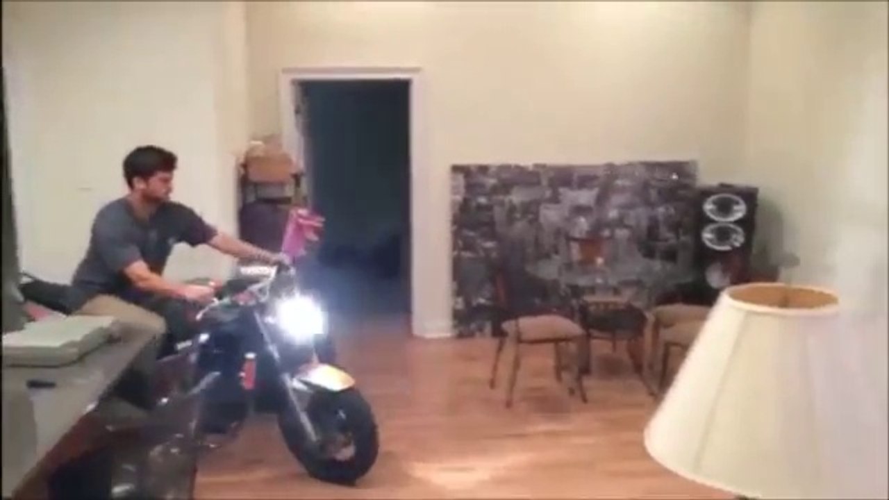 Faire de la moto dans un salon est une mauvaise idée