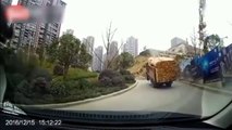 Un camion trop chargé en bois perd son chargement