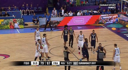 Evan Fournier fou furieux après l'arbitre, se fait expulser