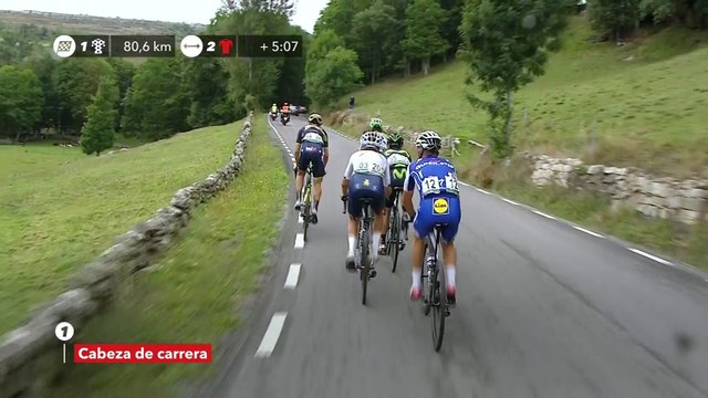 El pelotón se acerca a la fuga / The peloton is close to the breakaway - Etapa 17 / Stage 17 - La Vuelta 2017