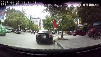 Qua ngã tư thiếu quan sát, xe tải cán nát tay bà cụ