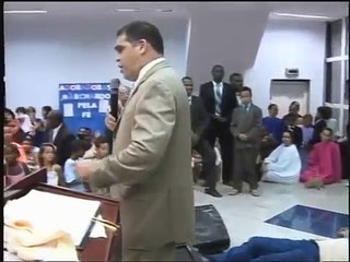 Pr. Marcos Pereira quase leva cadeirada no culto em sua igreja