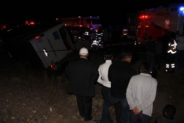 Sivas'ta Yolcu Otobüsü ile Otomobil Çarpıştı: 1 Ölü, 16 Yaralı
