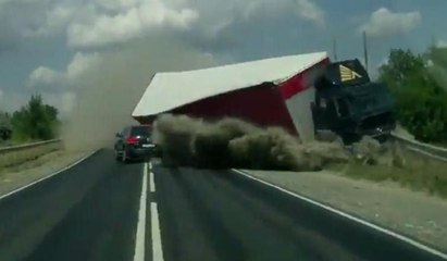 Kontrolden çıkan TIR, ortalığı savaş alanına çevirdi