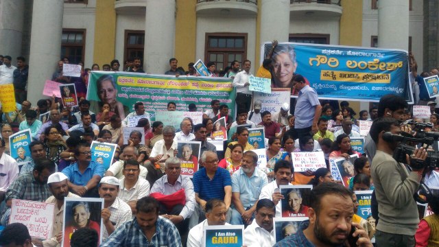 Gauri Lankesh demise condemned by senior journalist : Protest at Town hall, Bengaluru