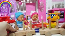 Harika Kanatlar Oyuncak Bebeğe Tren Yapıyorlar Super Wings make tern for baby dolls 슈퍼윙스 아