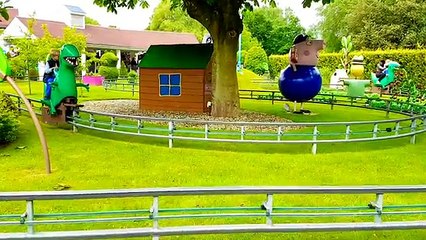 En familia divertido Niños parque cerdo jugando Mundo Peppa real peppa playarea