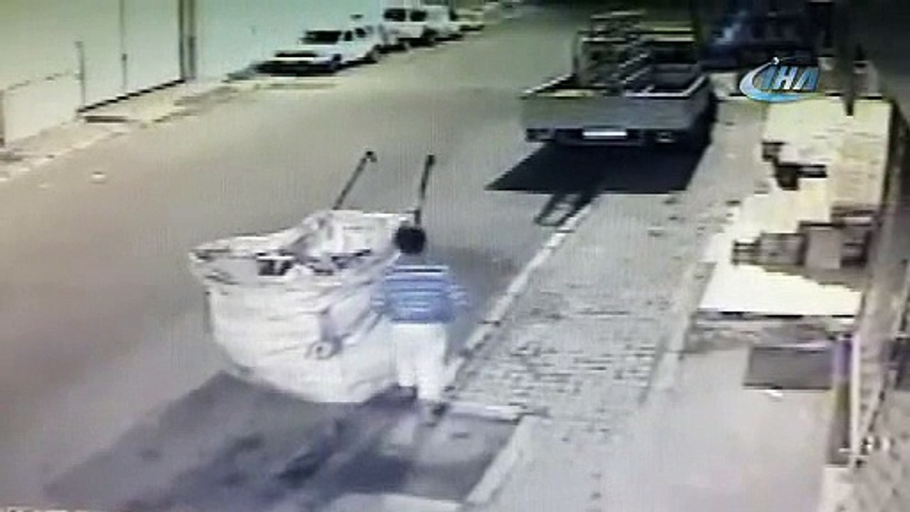 Yok artık dedirten hısızlık kamerada