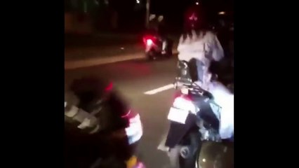 走り屋の前を暴走族がトロトロ走っていたらこうなると分かる動画。ザマァ！