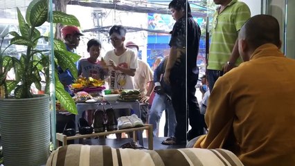 Kinh hoàng cướp đồ cúng chúng sinh