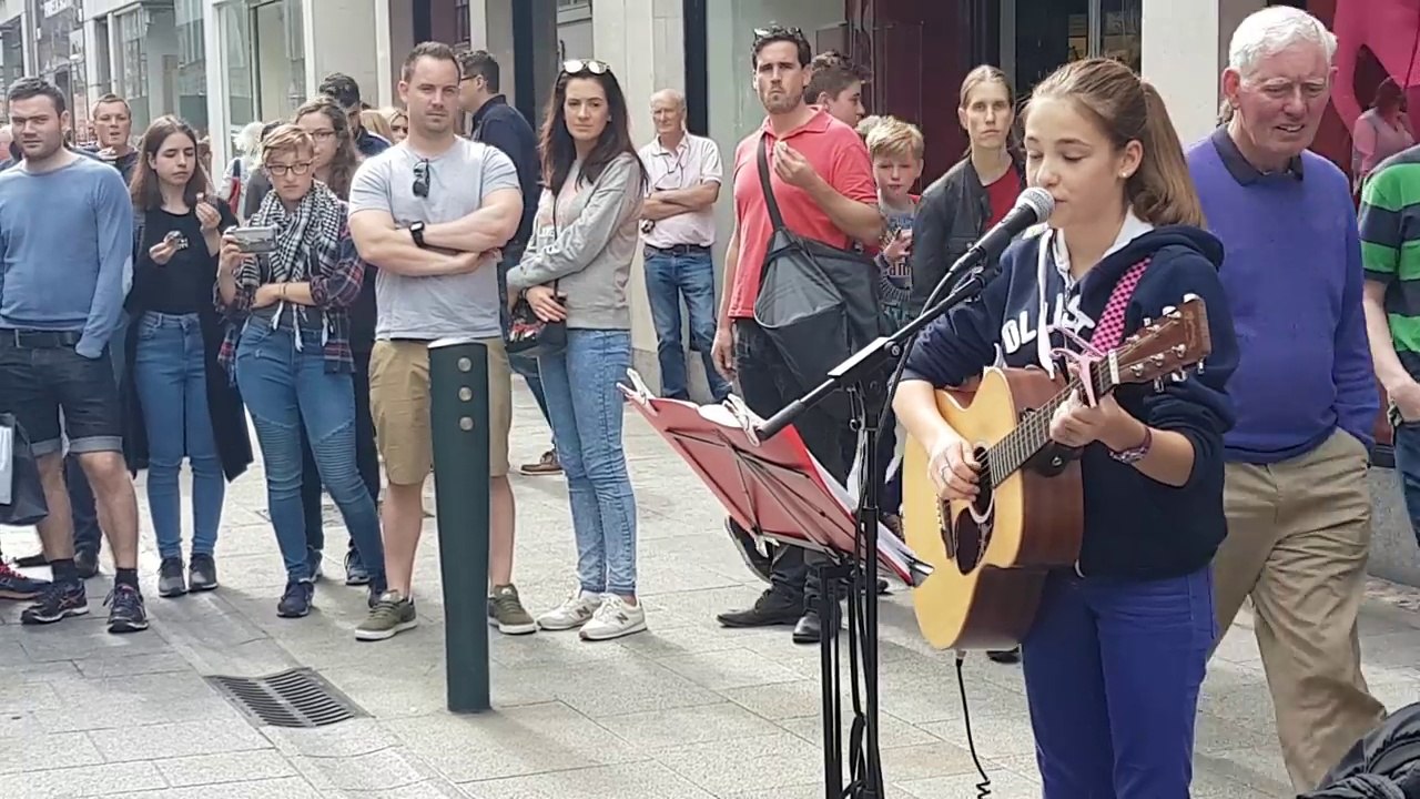 A 14 ans elle chante comme une star dans les rues de Dublin en Irlande !!  Beneath Your Beautiful