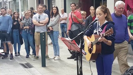 A 14 ans elle chante comme une star dans les rues de Dublin en Irlande !!  Beneath Your Beautiful