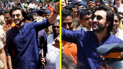 Ganpati Visarjan 2017: Ranbir Kapoor Waves At The HUGE Crowd