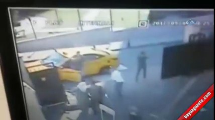 Servisçilerin okul bahçesindeki silahlı kavgası kamerada