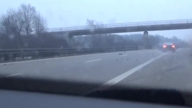 Un homme roule vite sur l’autoroute pour échapper à la police