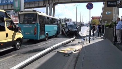 Otomobilin Çaptığı Elektrik Direği Yola Devrildi