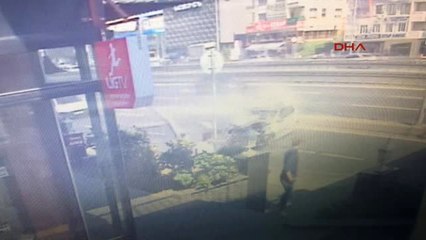 D-100'de Otomobilin Aydınlatma Direğine Çarptığı An Kamera Kaydında