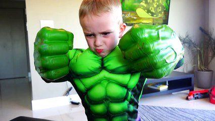 HULK vs SPIDERMAN Халк против Человека Паука Gumball Machine Superheroes in Real Life