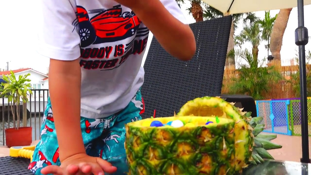 Bad Baby Дети Кидаются Едой в Бассейне Bad Kids Real Food Fight on Pool Party