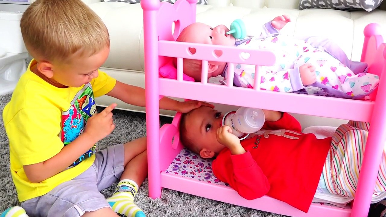 Crying Babies Дети под Кроватью Jumping in the Bed / Feeding Bad Baby