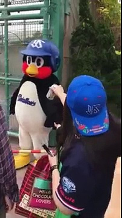 つば九郎バレンタインデーにオリオンビールもらう