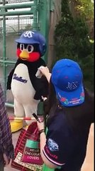 つば九郎バレンタインデーにオリオンビールもらう