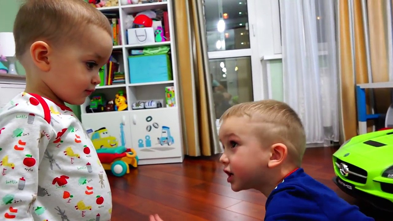 Мальчики замерзли в машине