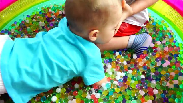 Bad Baby Вредные Детки Купаются в Бассейне Дома Orbeez Pool Party in House Freaks Mommy