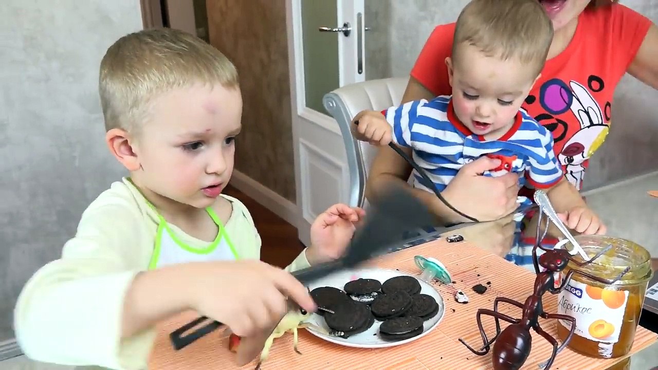 Bad Baby Вредные Детки Против Гигантского Паука Giant Spider Attacks Girl