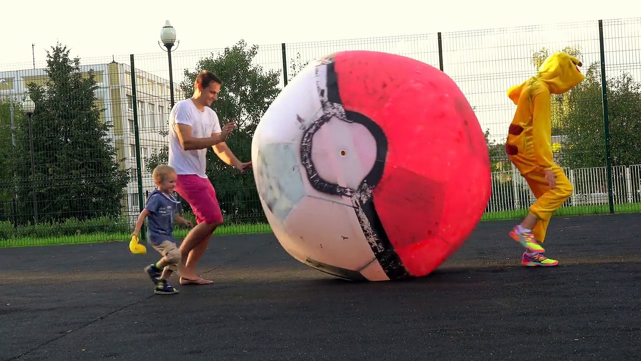 ПОКЕМОН ГО САМЫЙ БОЛЬШОЙ ПОКЕБОЛ в МИРЕ.ПОЙМАТЬ ПИКАЧУ BIGGEST POKEBALL in the World игра покемон го