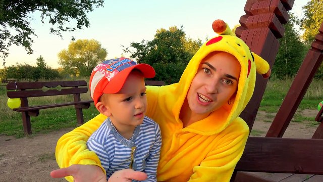 ЧЕЛЛЕНДЖ ШАРИКИ С СЮРПРИЗАМИ Лопаем и взрываем шарики покеболы! Челендж для детей. BALLOON CHALLENGE