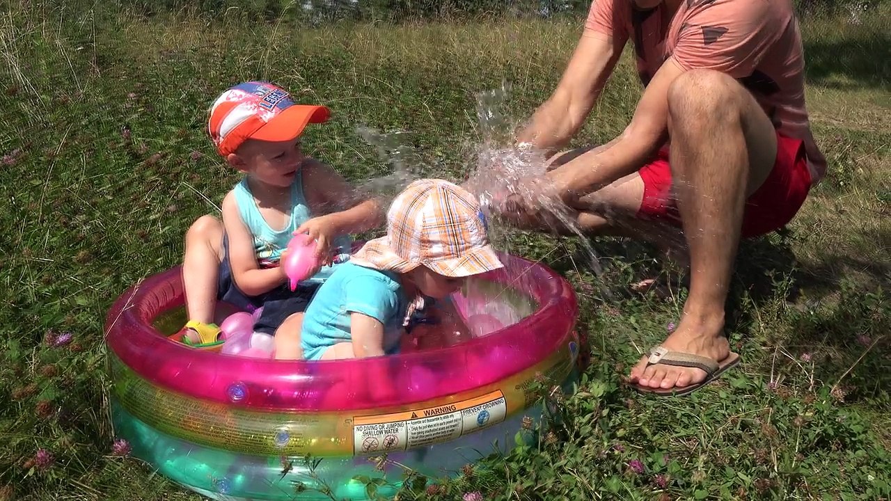 ВОДЯНЫЕ БОМБОЧКИ БИТВА игры на природе для детей МЕДВЕДЬ и БОМБОЧКИ 4K. COLOR WATER BALLOONS FIGHT
