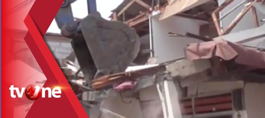 Petugas Menggusur Bangunan Liar di Kawasan Benhil dan Kemayoran