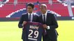 Foot - Transferts - PSG : Mbappé pose avec le maillot du Paris-Saint-Germain