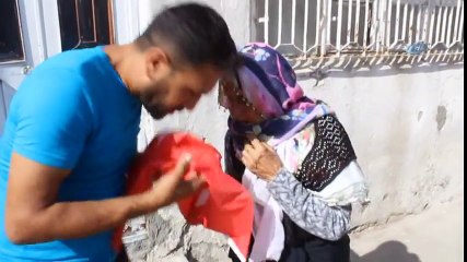 Çöpte Gördüğü Türk Bayrağını Çıkarıp Öpen Yaşlı Nine